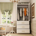 Armoire de garde-robe blanche : Conception à double porte vitrée avec poignées dorées et tringle à vêtements, idéale pour organiser les vêtements