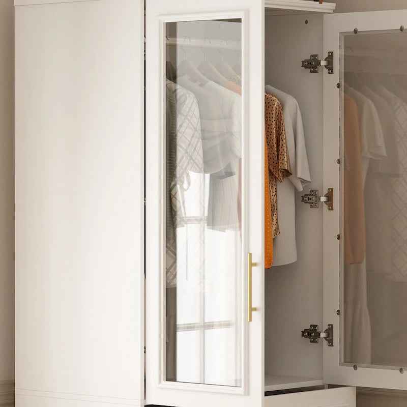 Armoire de garde-robe blanche : Conception à double porte vitrée avec poignées dorées et tringle à vêtements, idéale pour organiser les vêtements