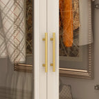 Armoire de garde-robe blanche : Conception à double porte vitrée avec poignées dorées et tringle à vêtements, idéale pour organiser les vêtements