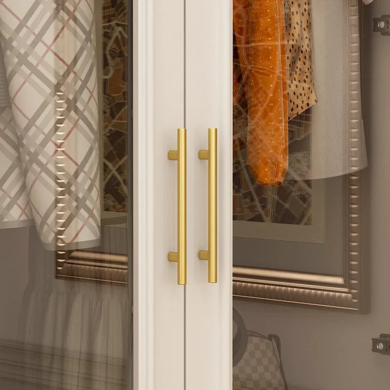Armoire de garde-robe blanche : Conception à double porte vitrée avec poignées dorées et tringle à vêtements, idéale pour organiser les vêtements