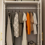 Armoire de garde-robe blanche : Conception à double porte vitrée avec poignées dorées et tringle à vêtements, idéale pour organiser les vêtements