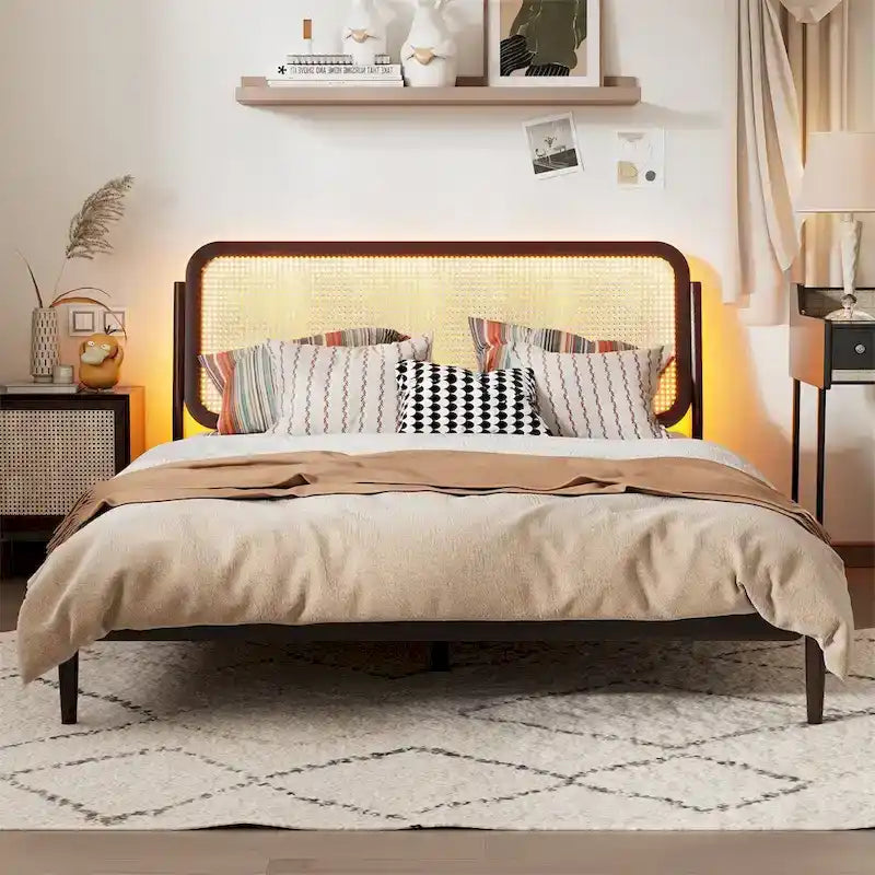 Lit plateforme Queen avec tête de lit LED et détails en rotin | Bois de pin | Pas besoin de sommier tapissier