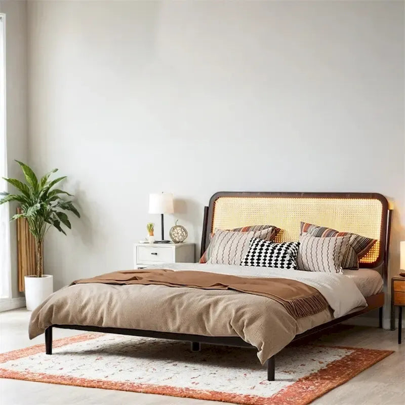 Lit plateforme Queen avec tête de lit LED et détails en rotin | Bois de pin | Pas besoin de sommier tapissier