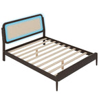 Lit plateforme Queen avec tête de lit LED et détails en rotin | Bois de pin | Pas besoin de sommier tapissier
