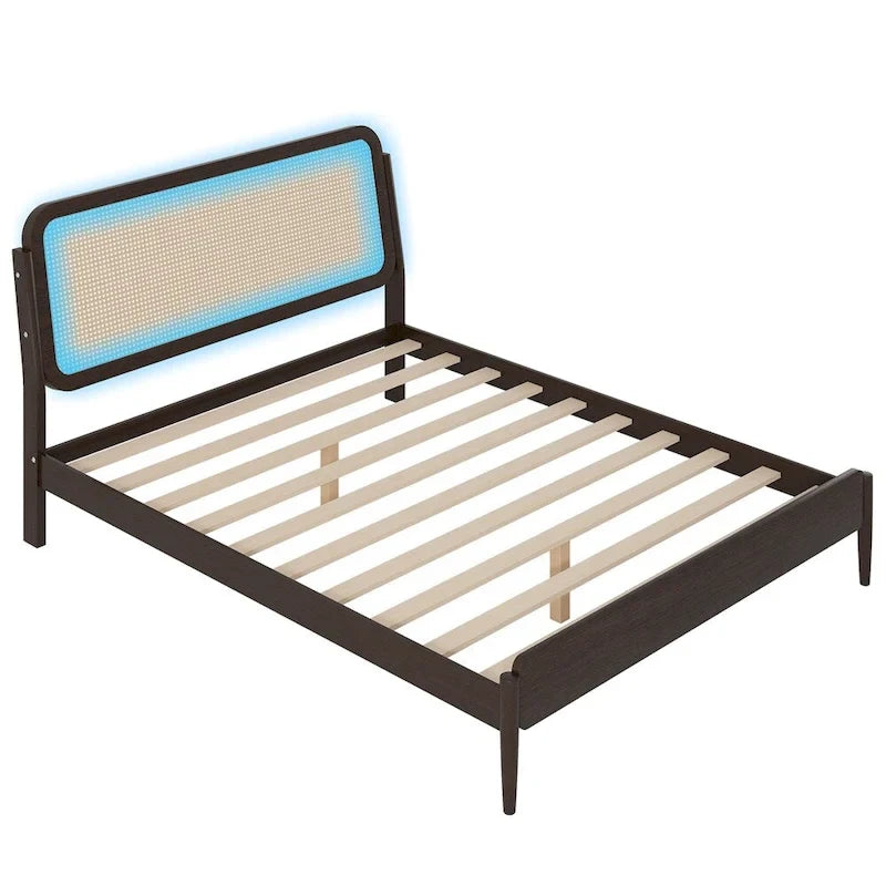 Lit plateforme Queen avec tête de lit LED et détails en rotin | Bois de pin | Pas besoin de sommier tapissier