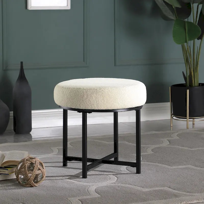 Pouffe rond en fausse peau de mouton | Crème | Base en métal noir mat | Hauteur d'assise 45,7 cm | Nettoyage des taches