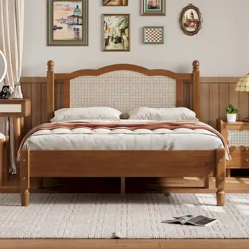 Lit plateforme en bois avec tête de lit en rotin naturel