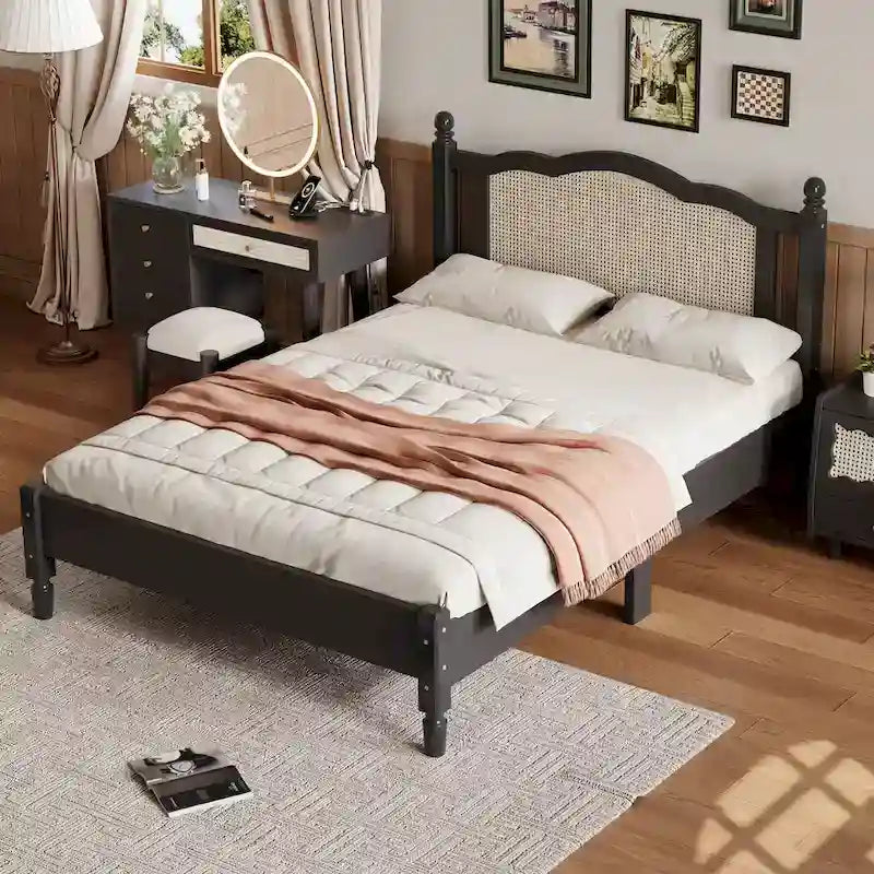 Lit plateforme en bois avec tête de lit en rotin naturel