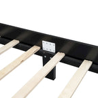 Lit plateforme en bois avec tête de lit en rotin naturel